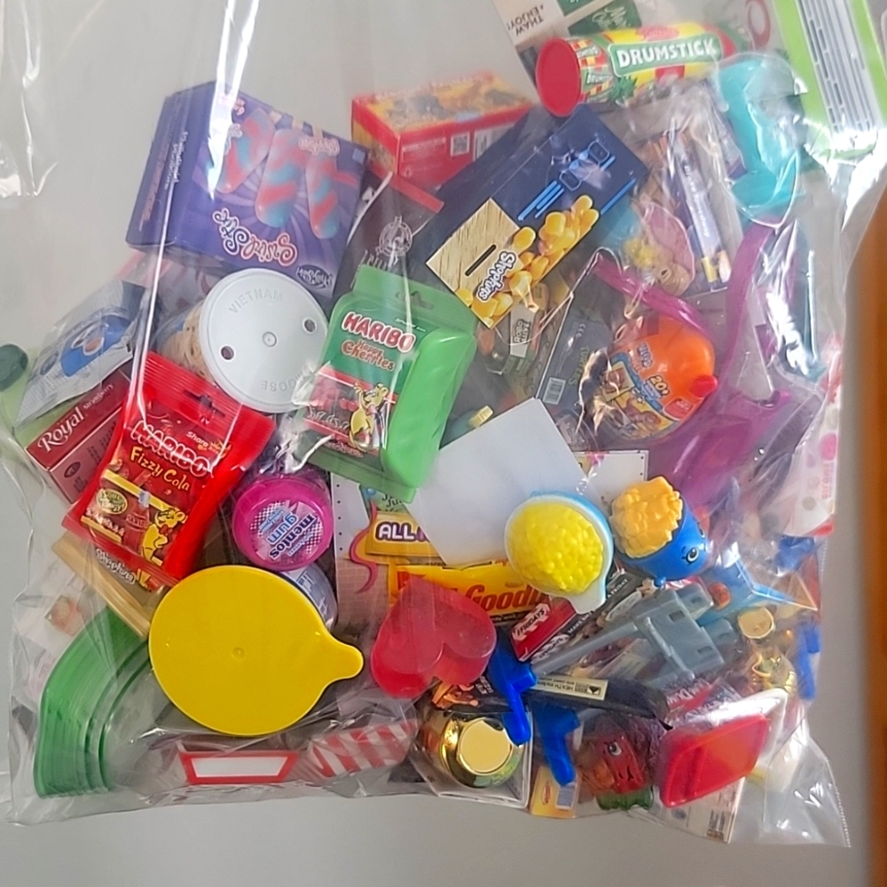 Assortment ziplock of mini brands items